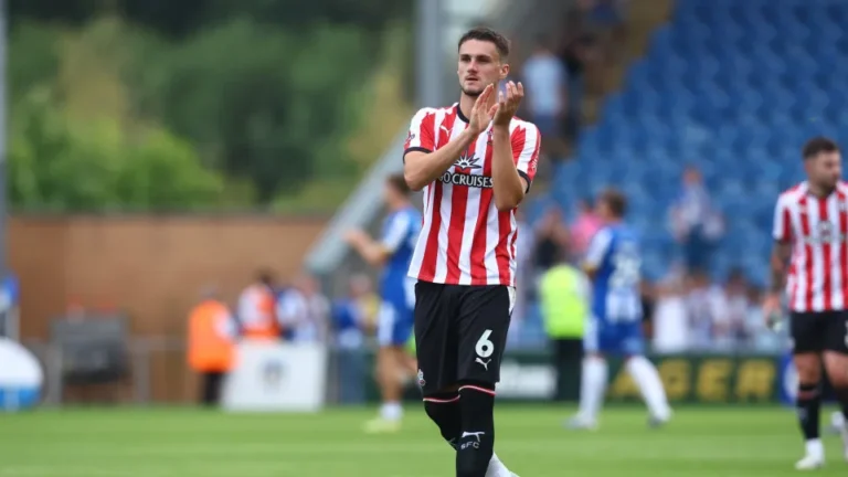 Treinador do Southampton reage ao interesse do Benfica em Harwood-Bellis