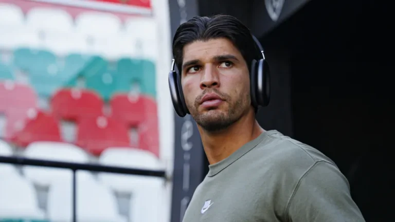 Entra um e sai outro. Rui Silva vai ter nova concorrência no Sporting