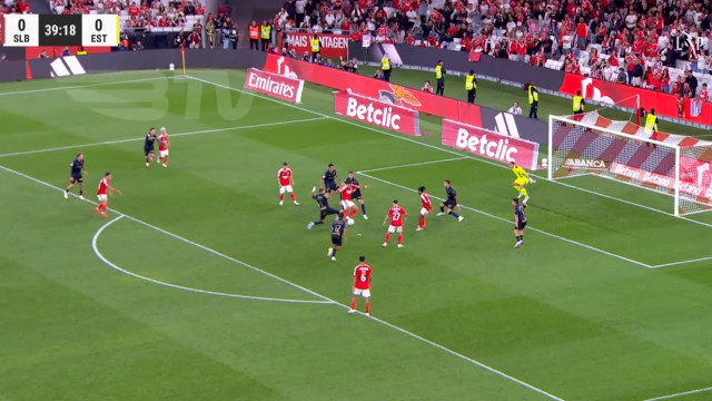 Pé quente. Pavlidis abriu a contagem do Benfica com gesto impressionante