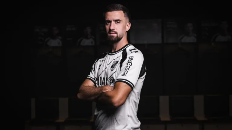Avançado Arnel Jakupovic assina pelo Vitória SC até 2029