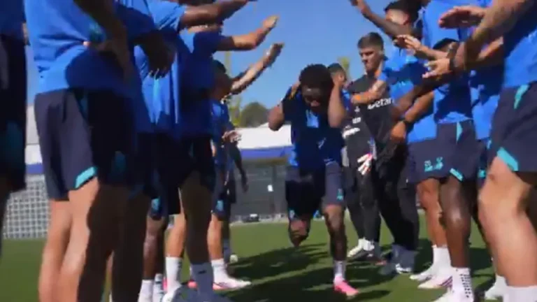 Gabriel Mec já treina e pede desejo, mas não escapa à praxe no FC Porto