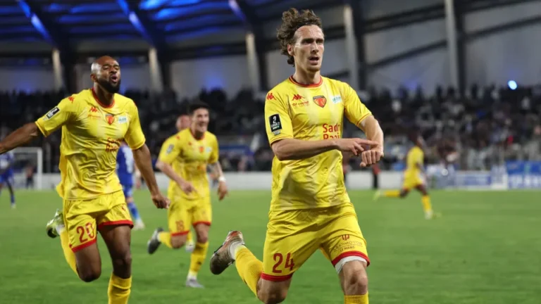 Oficial: Milan Robin reforça Estoril Praia até 2029