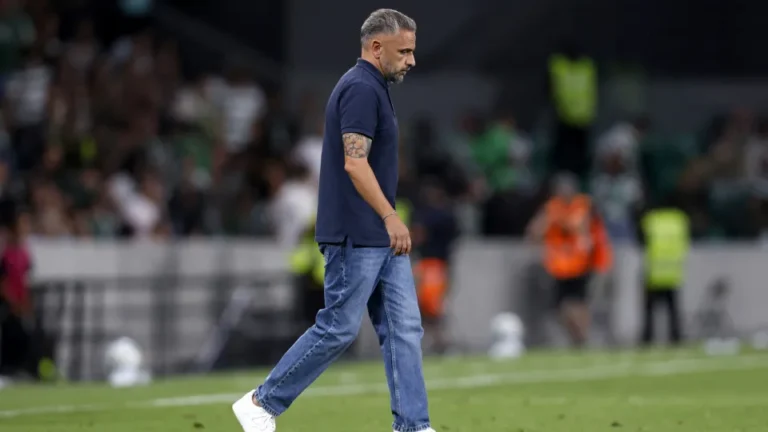 Desporto
                        
                        
                            Sporting
                        
                    
                                            
                            
                                há 5 minutos
                            
                        
                                    
                Rui Borges pode estar em xeque. SAD do Sporting decide futuro do técnico