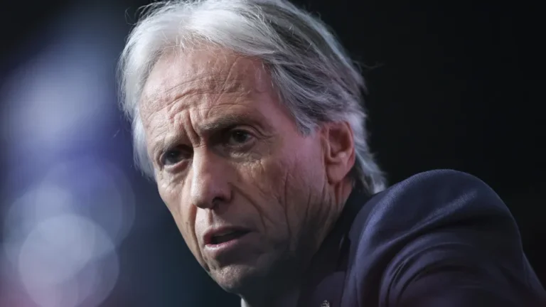 EM DIRETO: Jorge Jesus e um jogador fazem a antevisão ao jogo na Noruega