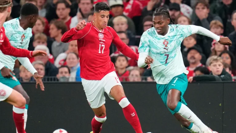 Será para manter? Rafael Leão veste a camisola de CR7 frente à Dinamarca