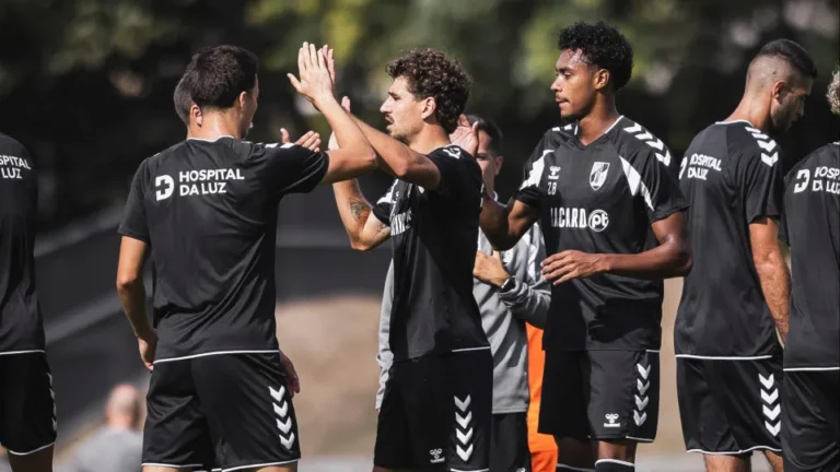 Desporto
                        
                        
                            Amigável
                        
                    
                                            
                            
                                há 7 minutos
                            
                        
                                    
                Vitória SC bate Amarante em jogo à porta fechada