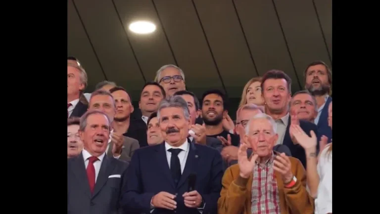 O momento em que Toni é homenageado pelo Benfica no jogo frente ao Celtic