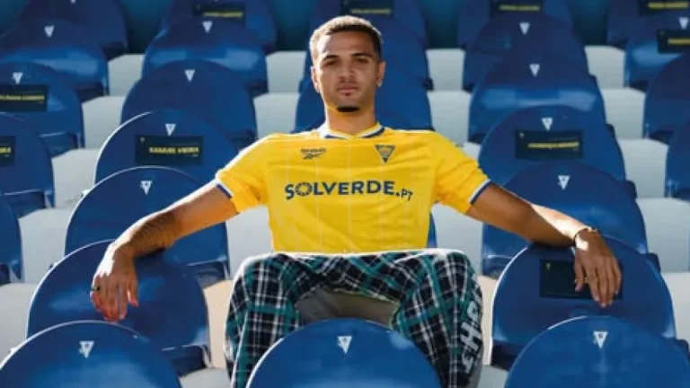 Oficial: Estoril Praia anuncia renovação de contrato de Tsoungui