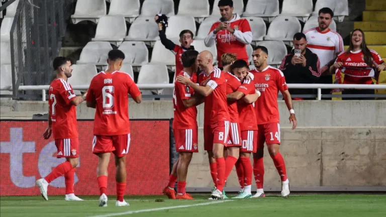 Benfica finta adormecimento, goleia em Chipre e sobe ao trono europeu